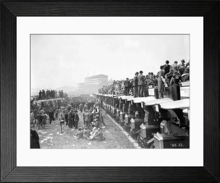 Framed Print : General scenes at the Epsom races, circa 1925 Framed Print : General scenes at the Epsom races, circa 1925