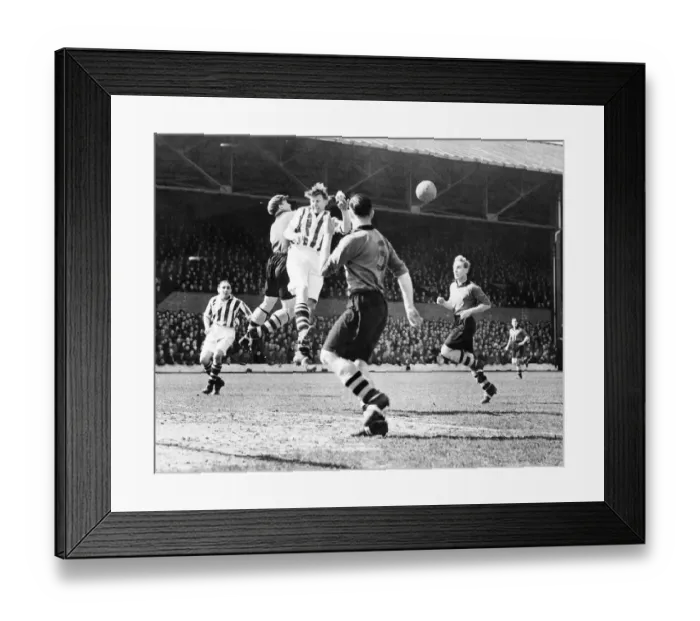 Framed Print : English League Division One match at the Hawthorns. West Bromwich Albion v Framed Print : English League Division One match at the Hawthorns. West Bromwich Albion v