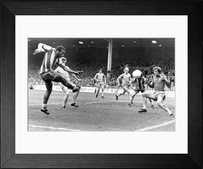 Framed Print : English League Division One match at Maine Road. Manchester City 2 v West Bromwich Framed Print : English League Division One match at Maine Road. Manchester City 2 v West Bromwich