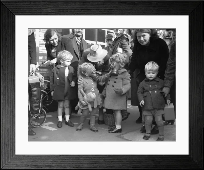 Framed Print : Gas mask distribution in Birmingham, October 1939 Framed Print : Gas mask distribution in Birmingham, October 1939