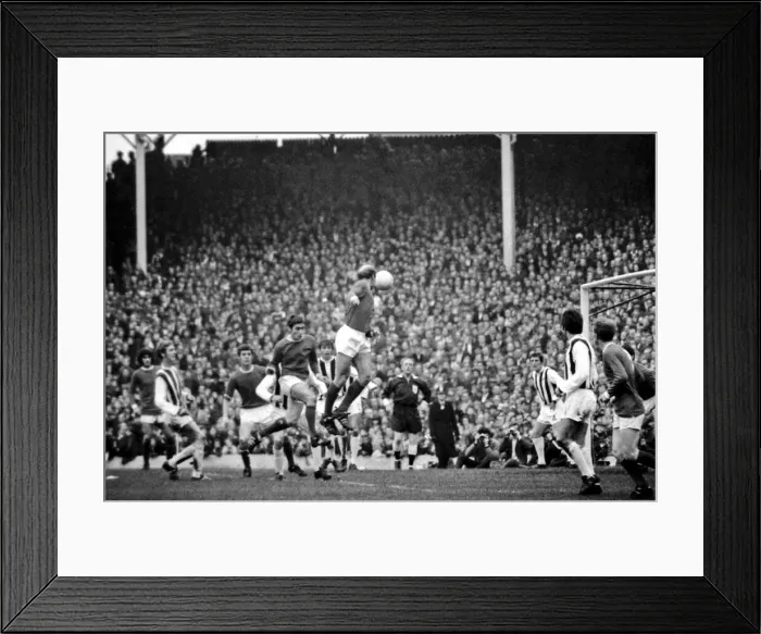 Framed Print : English League Division One match at the Hawthorns. West Bromich Albion v Framed Print : English League Division One match at the Hawthorns. West Bromich Albion v