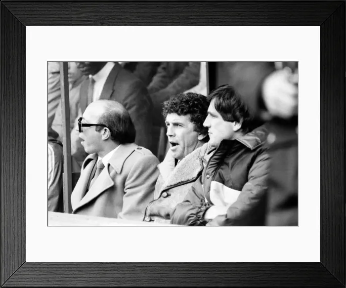 Framed Print : English League Division One match at the Hawthorns. West Bromwich Albion 2 v Framed Print : English League Division One match at the Hawthorns. West Bromwich Albion 2 v
