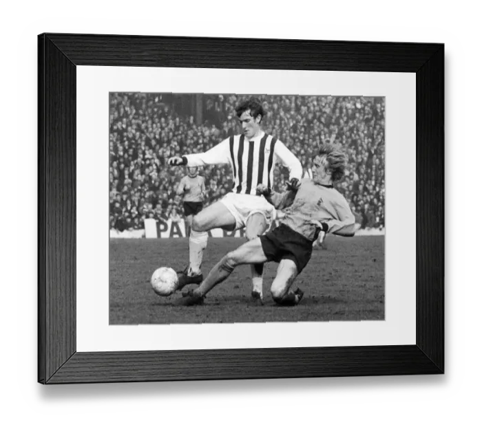 Framed Print : English League Division One match at the Hawthorns. West Bromwich Albion 2 v Framed Print : English League Division One match at the Hawthorns. West Bromwich Albion 2 v
