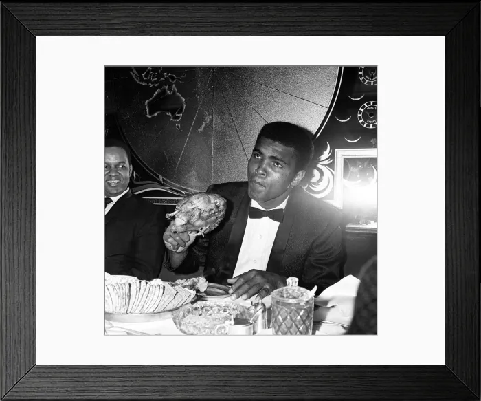 Framed Print : Having retained his world heavyweight crown against British Challenger Henry Cooper Framed Print : Having retained his world heavyweight crown against British Challenger Henry Cooper
