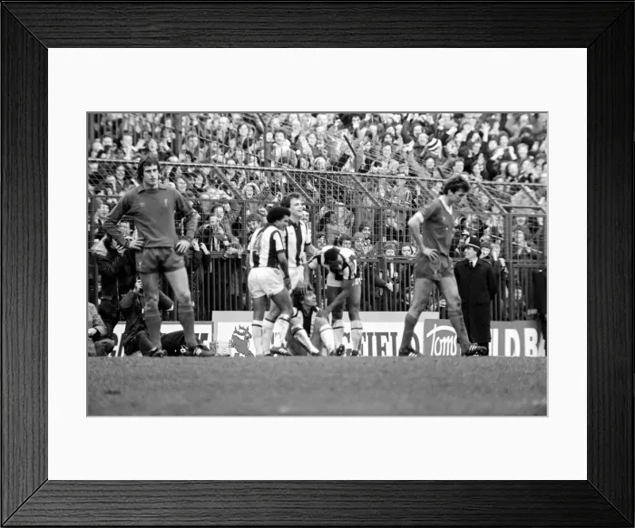 Framed Print : English League Division Onematch at the Hawthorns. West Bromwich Albion 2 v Framed Print : English League Division Onematch at the Hawthorns. West Bromwich Albion 2 v