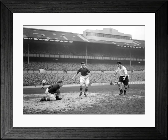 Framed Print : English League Division Two match at White Hart Lane. Tottenham Hotspur 2 v Cardiff Framed Print : English League Division Two match at White Hart Lane. Tottenham Hotspur 2 v Cardiff