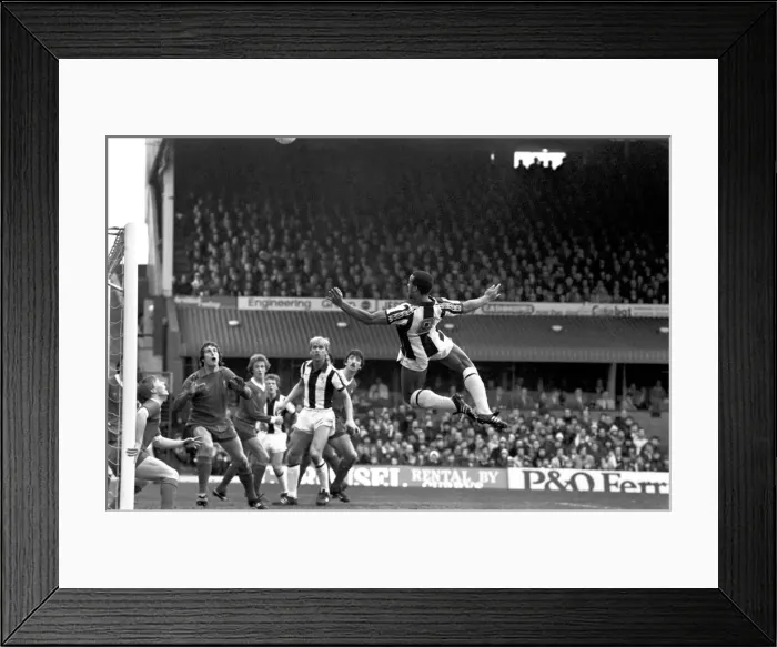Framed Print : English League Division Onematch at the Hawthorns. West Bromwich Albion 2 v Framed Print : English League Division Onematch at the Hawthorns. West Bromwich Albion 2 v