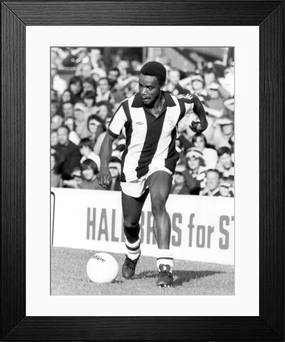 Framed Print : English League Division One match at the Hawthorns. West Bromwich Albion 0 v Framed Print : English League Division One match at the Hawthorns. West Bromwich Albion 0 v