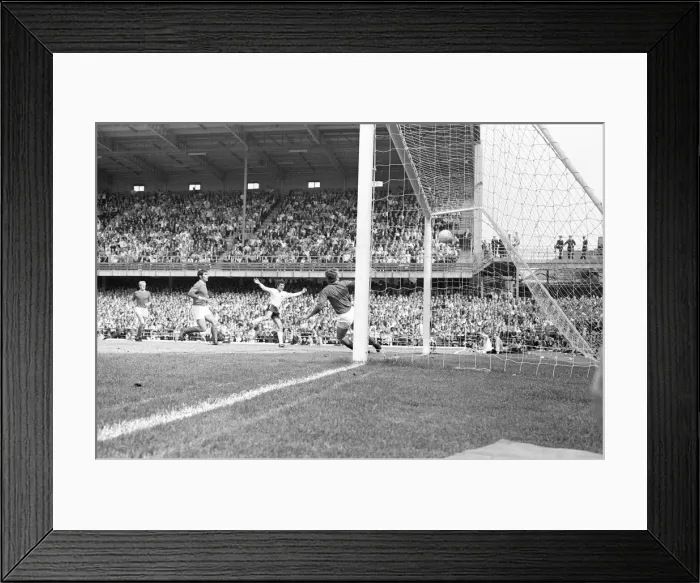 Framed Print : Watney Cup Final at the Baseball Ground. Derby County 4 v Manchester United 1