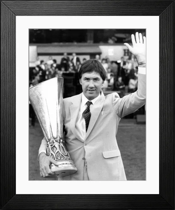 Framed Print : Manager of Tottenham Hotspur Keith Burkinshaw salutes 20