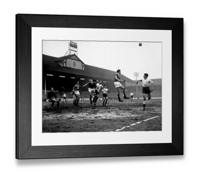 Framed Print : Tottenham Hotspur v Manchester United -Spurs leader Bobby Smith Man United centre half