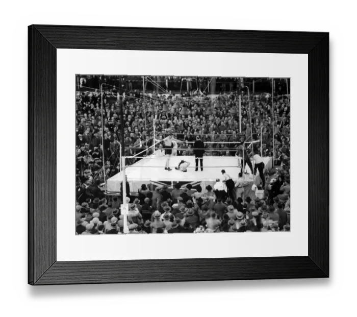 Framed Print : British heavyweight champion Jack Petersen in action against German heavyweight Heine
