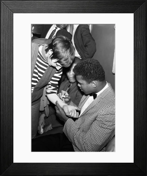 Framed Print : Cassius Clay aka (Muhammad Ali) signs his autograph on a fan Framed Print : Cassius Clay aka (Muhammad Ali) signs his autograph on a fan
