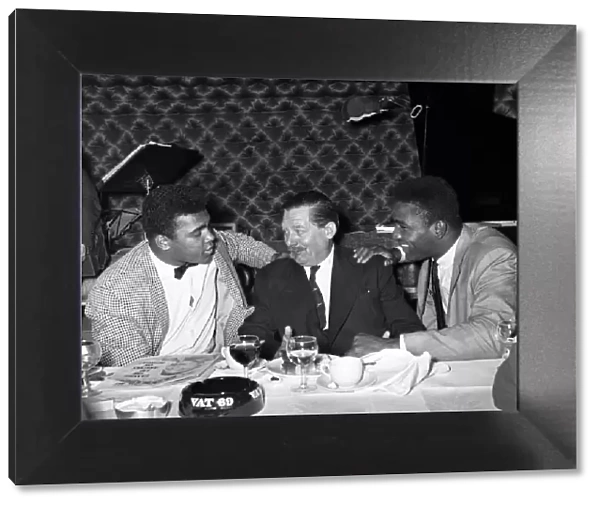 Cassius Clay aka (Muhammad Ali) meets Peter Wilson (centered) at Isow