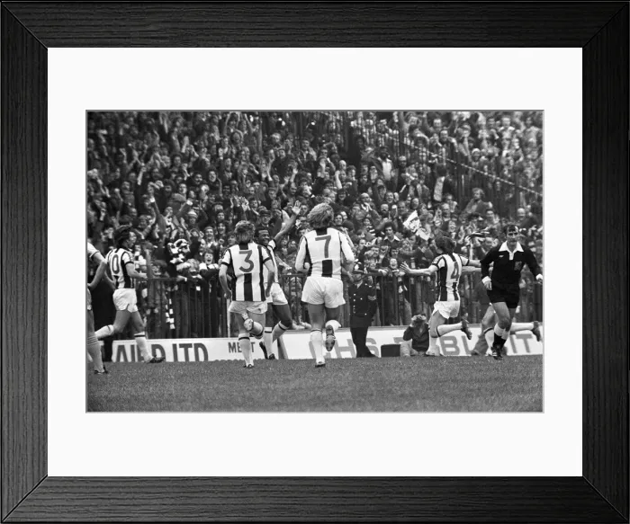 Framed Print : English League Division One match at the Hawthorns. West Bromwich Albion 3 v Framed Print : English League Division One match at the Hawthorns. West Bromwich Albion 3 v