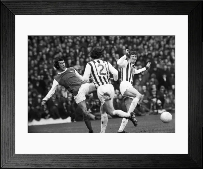 Framed Print : English League Division One match at the Hawthorns. West Bromwich Albion 2 v Framed Print : English League Division One match at the Hawthorns. West Bromwich Albion 2 v