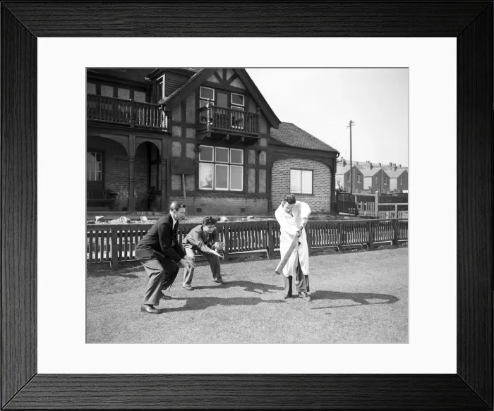 Framed Print : West Bromwich Albion footballers Barlow and Dugdale fielding while teammate Ronnie Allen Framed Print : West Bromwich Albion footballers Barlow and Dugdale fielding while teammate Ronnie Allen