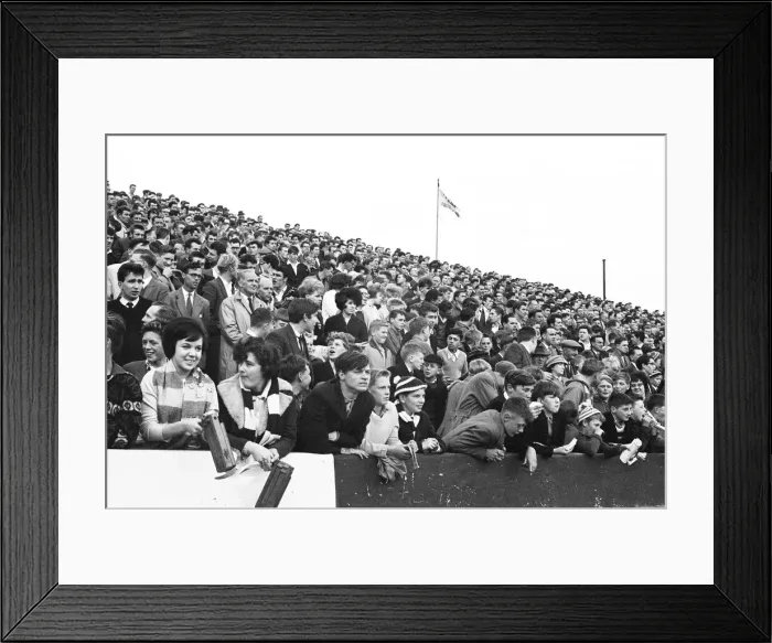 Framed Print : English League Division One match at The Hawthorns West Bromwich Albion 6 v Framed Print : English League Division One match at The Hawthorns West Bromwich Albion 6 v