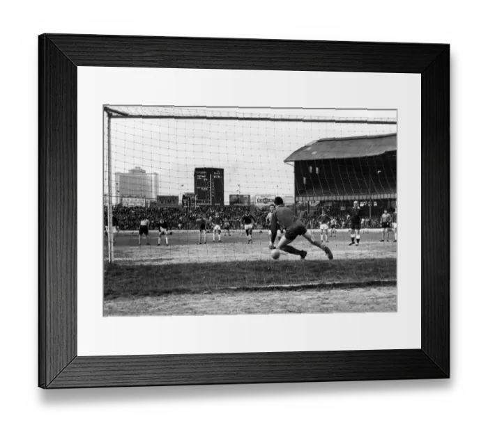 Framed Print : Alvechurch left winger Pailing looks away as Cocking takes a penalty against Wealdstone