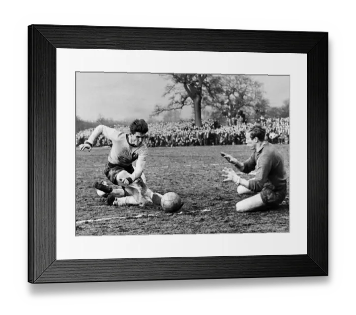 Framed Print : Alvechurch v Enfield FA Amateur Cup Quarter Final match at Lye Meadow Framed Print : Alvechurch v Enfield FA Amateur Cup Quarter Final match at Lye Meadow