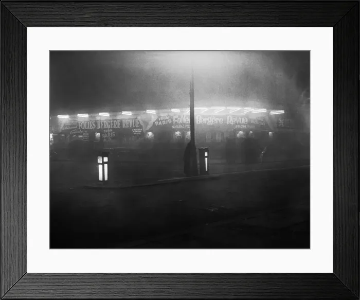 Framed Print : Scenes showing thick fog in Leicester Square, West End of London Framed Print : Scenes showing thick fog in Leicester Square, West End of London