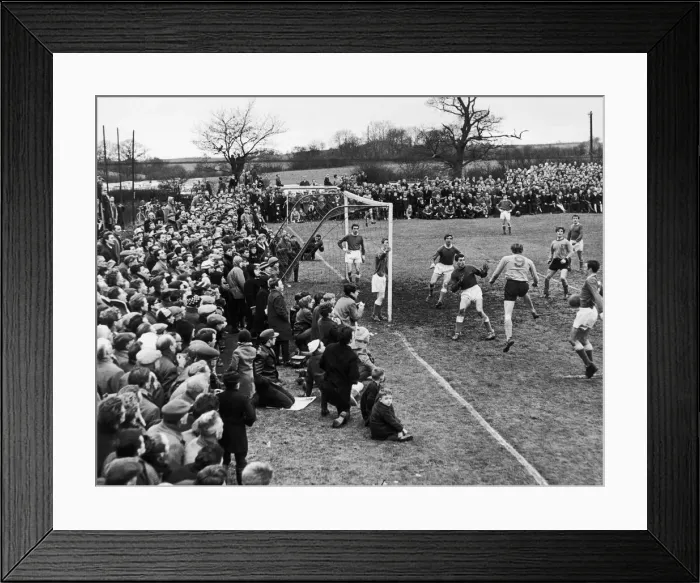 Framed Print : The closing stages of the FA Amateur Cup Third Round match between Alvechurch Framed Print : The closing stages of the FA Amateur Cup Third Round match between Alvechurch