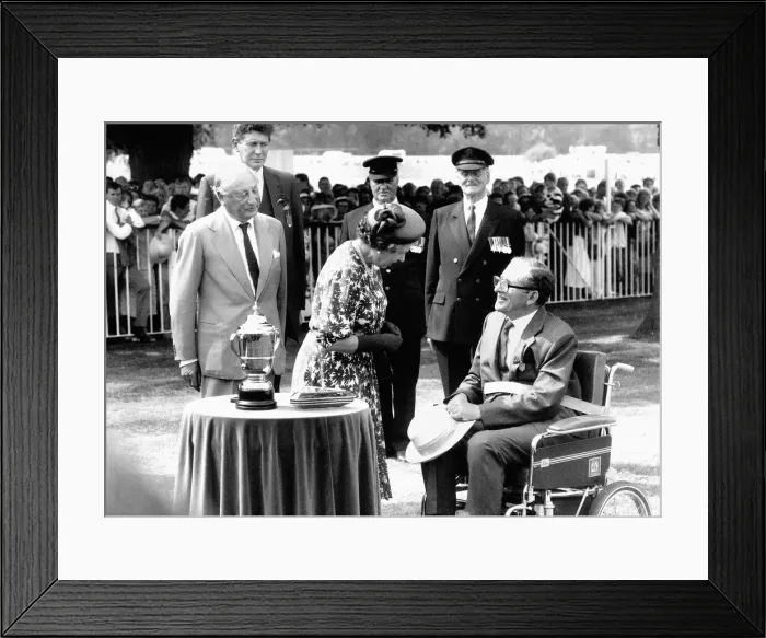 Framed Print : Queen Elizabeth II meets Major Dick Hern, July 1989 Framed Print : Queen Elizabeth II meets Major Dick Hern, July 1989