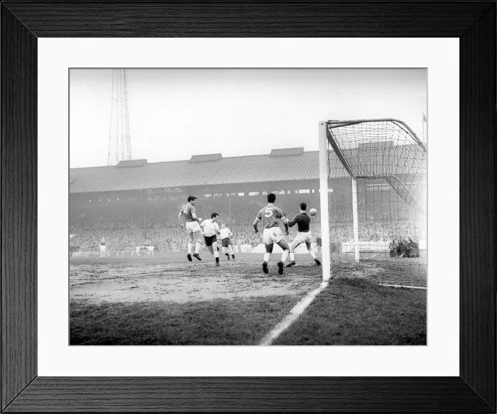 Framed Print : Chelsea v Tottenham Hotspur Football April 1961 London derby match at Stamford Framed Print : Chelsea v Tottenham Hotspur Football April 1961 London derby match at Stamford