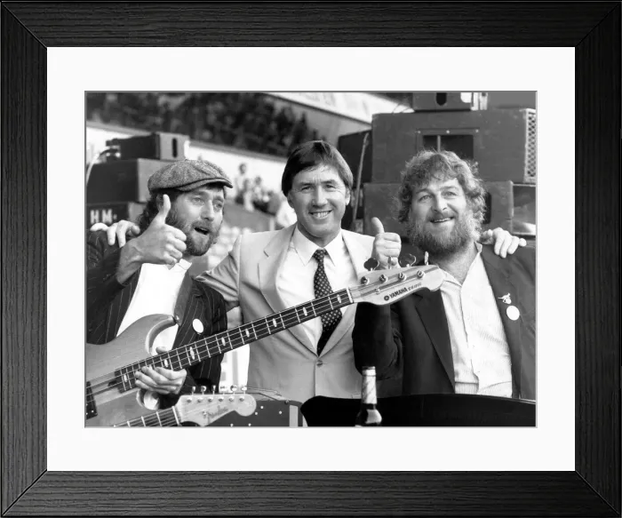 Framed Print : Manager of Tottenham Hotspur Keith Burkinshaw with celebrity fans Framed Print : Manager of Tottenham Hotspur Keith Burkinshaw with celebrity fans