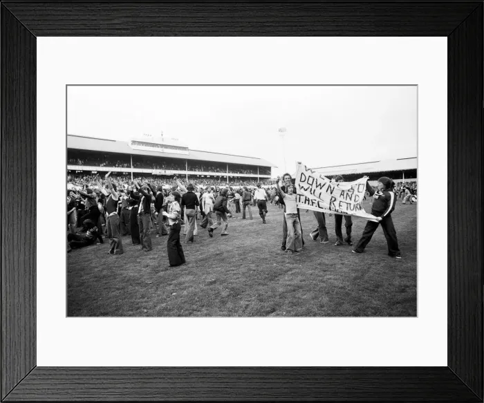 Framed Print : English League Division One match at White Hart Lane. Tottenham Hotspur 2 v