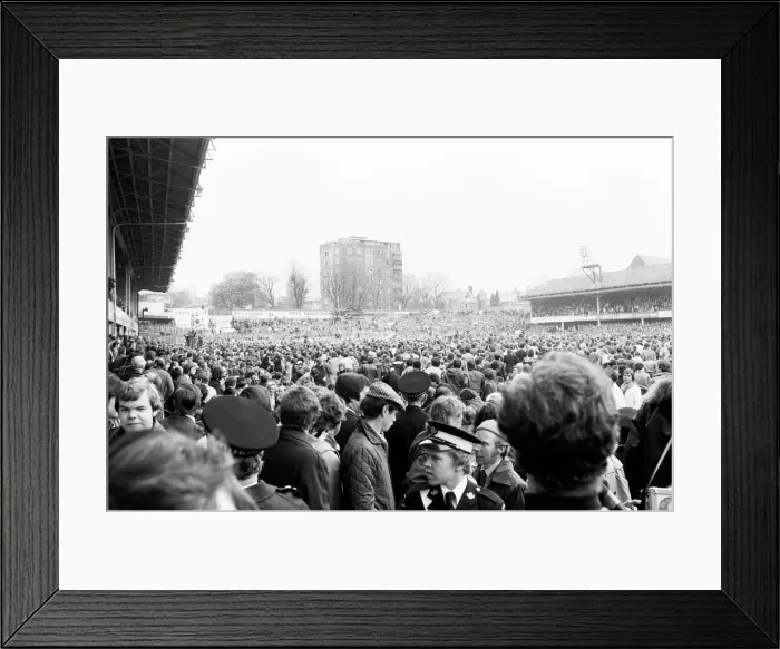 Framed Print : English League Division Two match at The Dell. Southampton 0 v Tottenham Hotspur 0 Framed Print : English League Division Two match at The Dell. Southampton 0 v Tottenham Hotspur 0