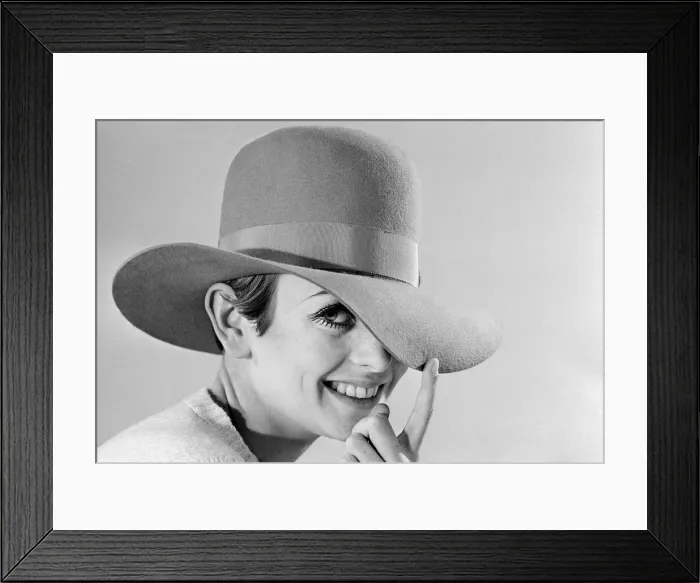 Framed Print : Fashion model Leslie Hornby, better known as Twiggy, modelling hats during a studio Framed Print : Fashion model Leslie Hornby, better known as Twiggy, modelling hats during a studio