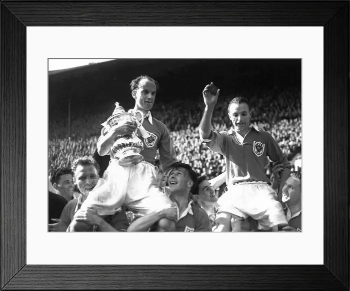 Framed Print : Blackpool footballer Stanley Matthews is carried on the shoulders of his team mates as Framed Print : Blackpool footballer Stanley Matthews is carried on the shoulders of his team mates as
