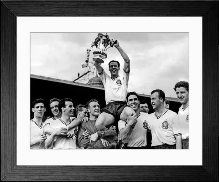 Framed Print : Bolton Wanderers Beat Manchester United at Wembley: Bolton players chair their Captain Framed Print : Bolton Wanderers Beat Manchester United at Wembley: Bolton players chair their Captain
