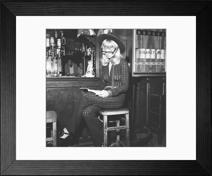 Framed Print : Go Go dancers at The Ship Bermondsey, 14th June 1970 Framed Print : Go Go dancers at The Ship Bermondsey, 14th June 1970