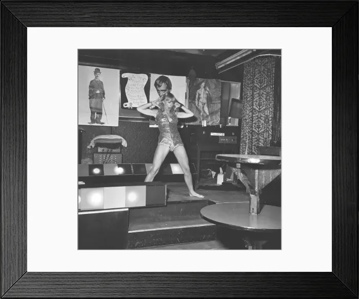 Framed Print : Go Go dancers at The Ship Bermondsey, 14th June 1970 Framed Print : Go Go dancers at The Ship Bermondsey, 14th June 1970