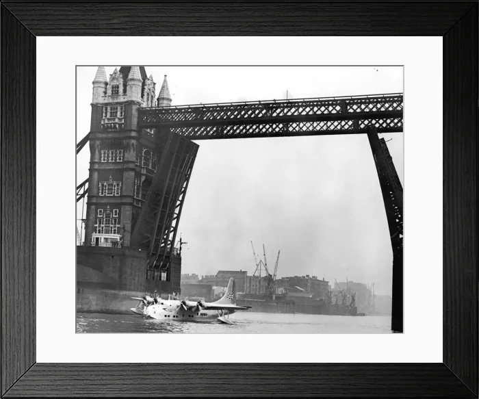 Framed Print : Picture shows the first flying boat on the Thames for 21 years-passing under Tower Bridge