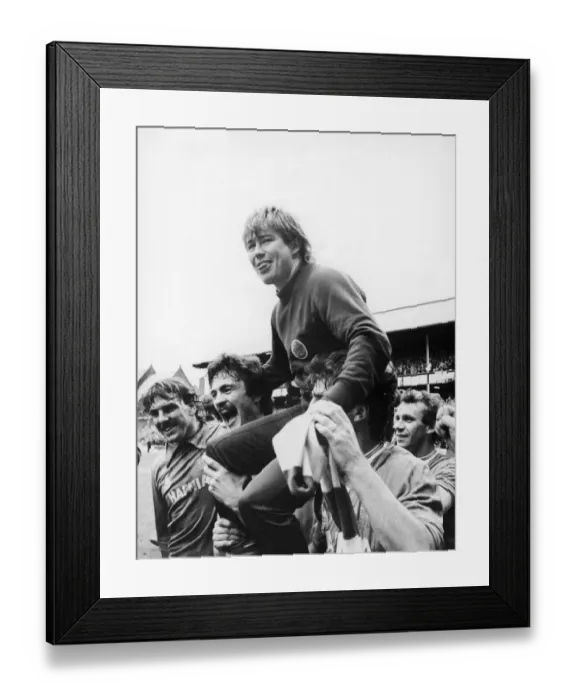 Framed Print : Everton footballer Adrian Heath sits on the shouders of jubilant teammates Derek