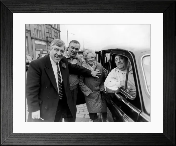Framed Print : Labours Bob Gillespie chats to Govanites Catherine Maitland Framed Print : Labours Bob Gillespie chats to Govanites Catherine Maitland