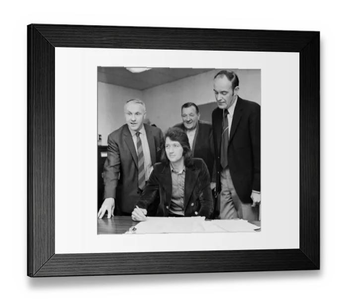 Framed Print : Frank Worthington signs for Liverpool from Huddersfield Town at Anfield watched by Framed Print : Frank Worthington signs for Liverpool from Huddersfield Town at Anfield watched by
