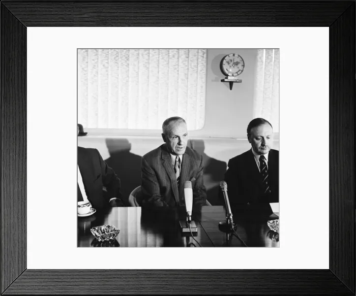 Framed Print : Liverpool manager Bill Shankly announces his retirement
