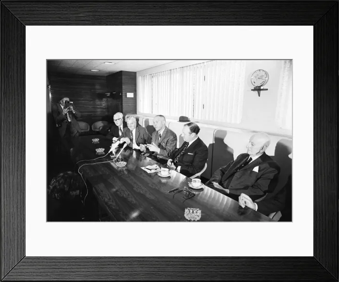 Framed Print : Liverpool manager Bill Shankly announces his retirement Framed Print : Liverpool manager Bill Shankly announces his retirement
