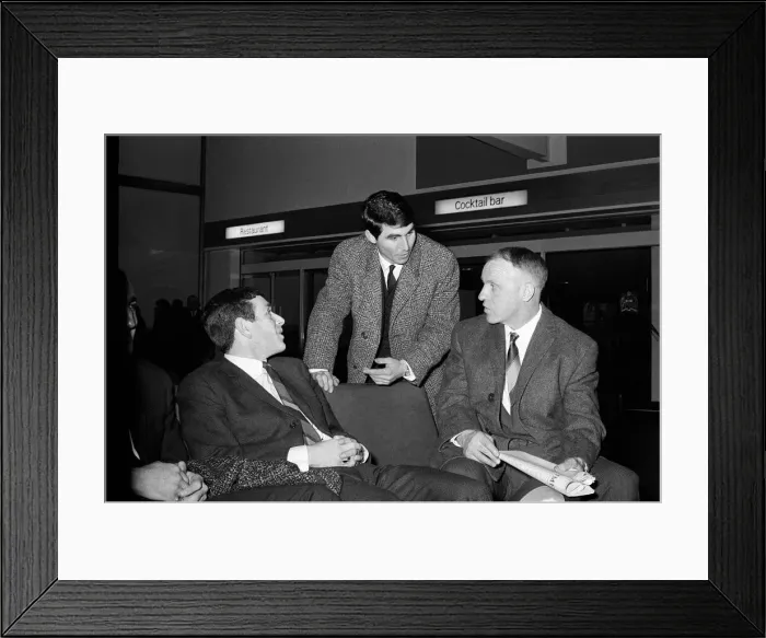 Framed Print : Manchester United full back Tonny Dunne chats with Liverpool manager Bill Shankly Framed Print : Manchester United full back Tonny Dunne chats with Liverpool manager Bill Shankly