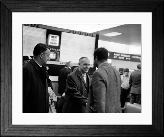 Framed Print : Liverpool manager Bill Shankly, shakes hands with Noel Cantwell, manager of Coventry City Framed Print : Liverpool manager Bill Shankly, shakes hands with Noel Cantwell, manager of Coventry City