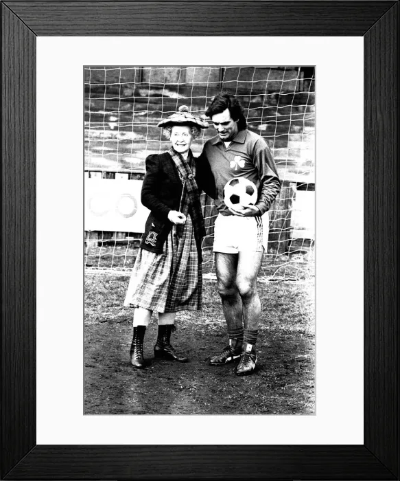 Framed Print : Lib - Football legend George Best giving actress Gudrun Ure some footballing tips during Framed Print : Lib - Football legend George Best giving actress Gudrun Ure some footballing tips during