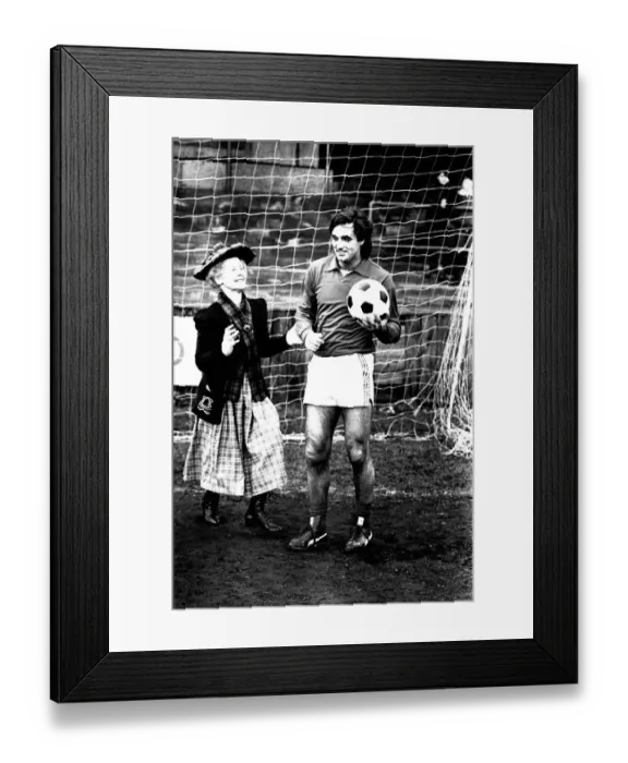 Framed Print : Lib - Football legend George Best giving actress Gudrun Ure some footballing tips during