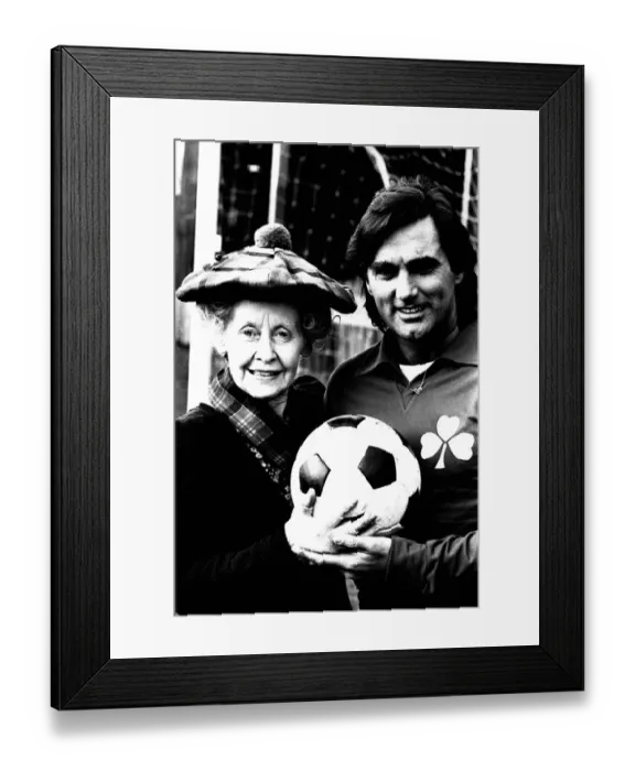 Framed Print : Lib - Football legend George Best giving actress Gudrun Ure some footballing tips during
