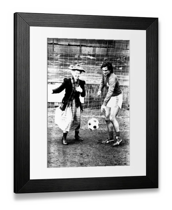 Framed Print : Lib - Football legend George Best giving actress Gudrun Ure some footballing tips during