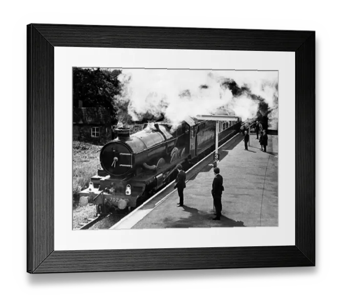 Framed Print : A moment of nostalgia for rail enthusiasts at Hatton near Warwick as the Clun Castle Framed Print : A moment of nostalgia for rail enthusiasts at Hatton near Warwick as the Clun Castle