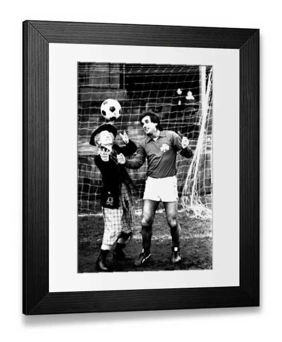 Framed Print : Lib - Football legend George Best giving actress Gudrun Ure some footballing tips during